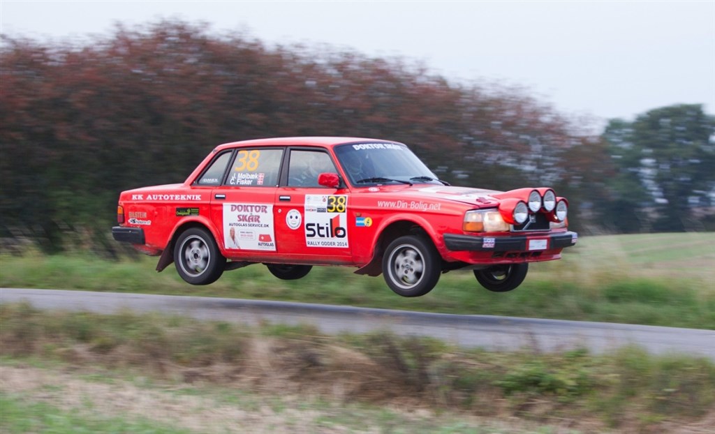 Den røde Volvo var flyvende til DM-rally i Odder
(Foto: Bent Frederiksen - Fotoamateur.dk)